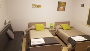Tomannsrom, 2 enkeltsenger, privat bad | Skrivebord, blendingsgardiner, wi-fi (inkludert) og sengetøy