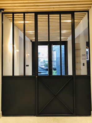 المنشأة من الداخل