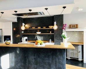 Een koelkast, een microgolfoven, een oven, een kookplaat