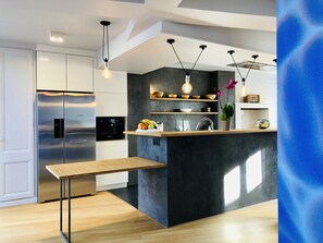 ثلاجة، ميكروويف، فرن، موقد طهي مسطح