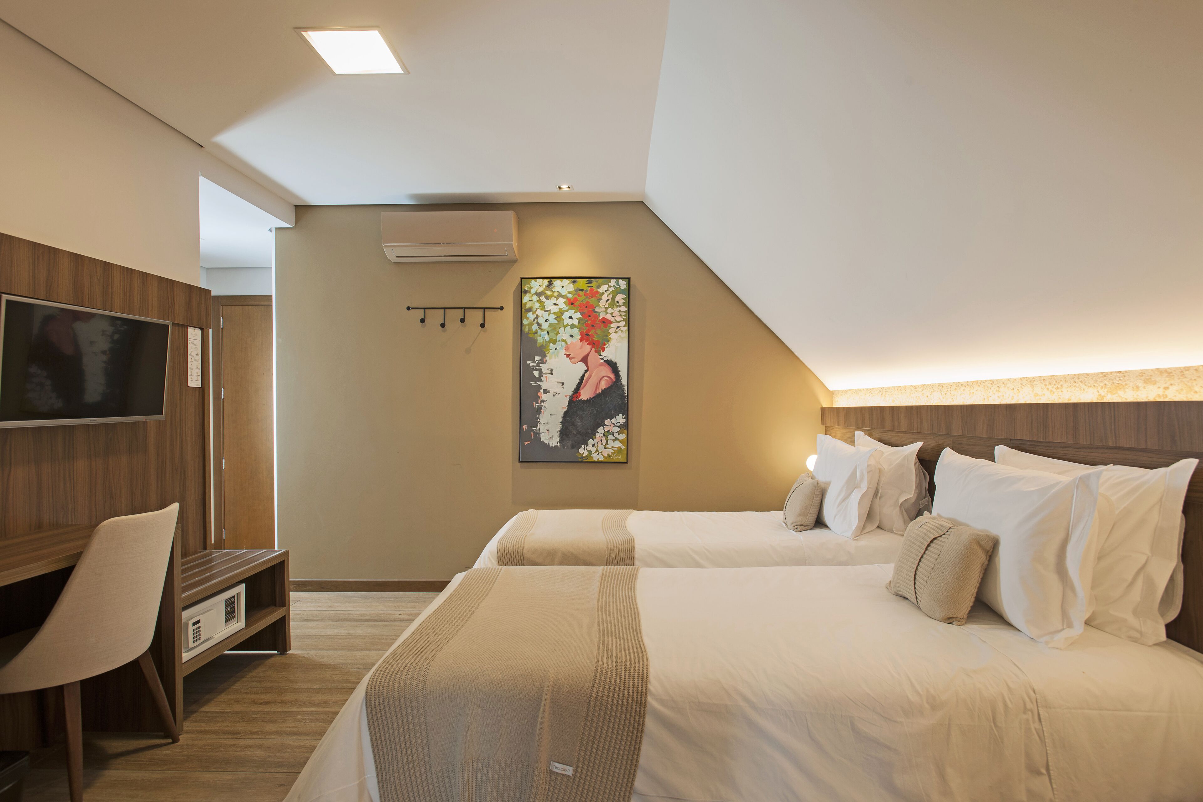 premium suite, multiple beds, non smoking, bathtub | 1 bedroom, in-room safe, desk, soundproofing