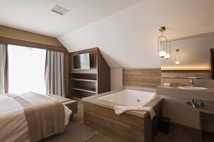 Premium Suite, Multiple Beds, Non Smoking, Bathtub | In-room safe, desk, soundproofing, free WiFi