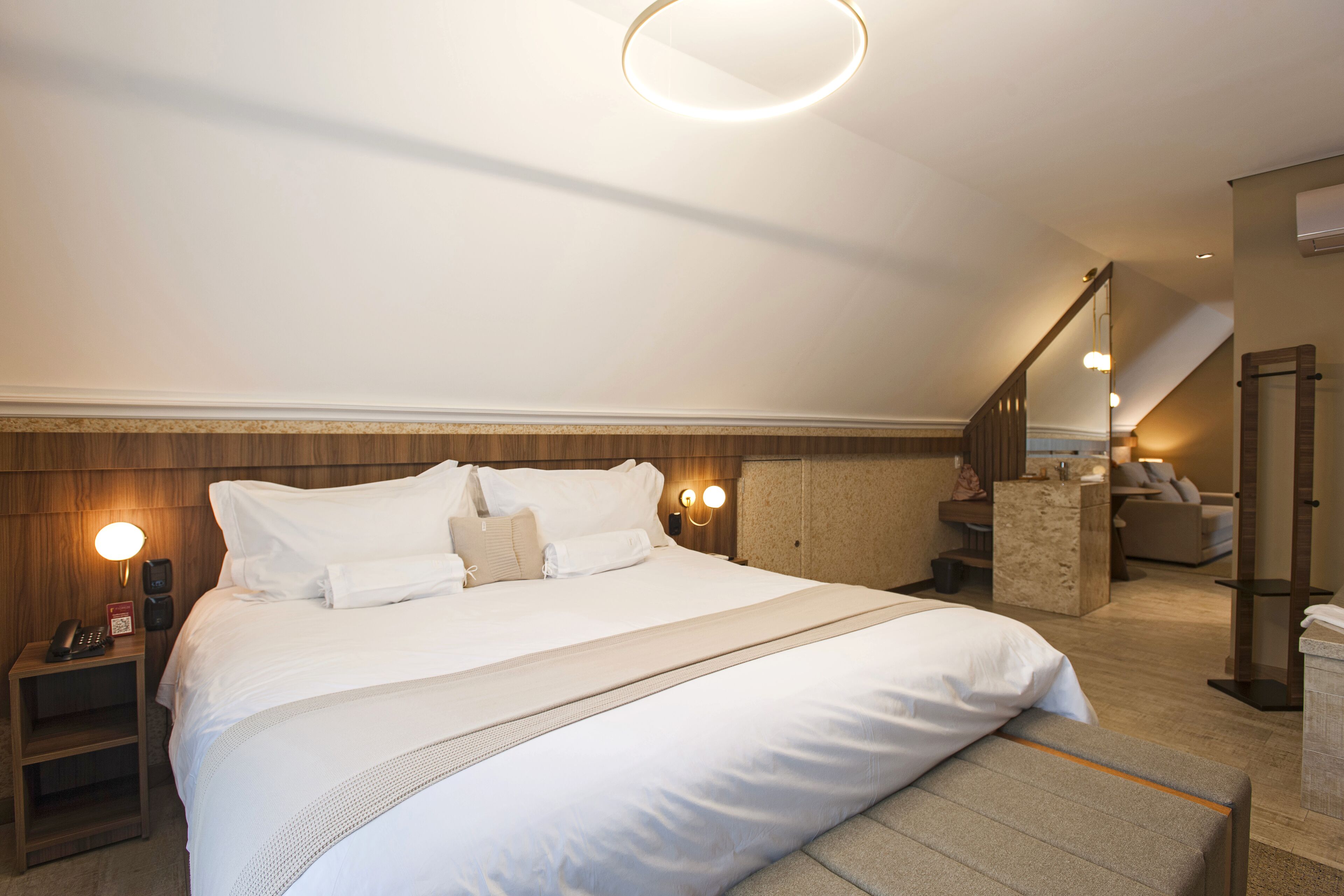 premium suite, 1 king bed, non smoking, bathtub | 1 bedroom, in-room safe, desk, soundproofing