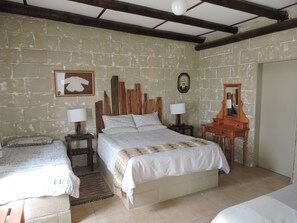 Studio Suite Keluarga | Brankas, Wi-Fi gratis, dan seprai linen