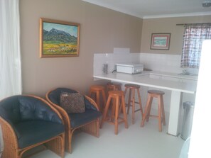 Chalet Keluarga | Dapur pribadi | Lemari es, microwave, kompor, dan ketel listrik