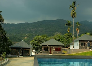 Hồ bơi ngoài trời
