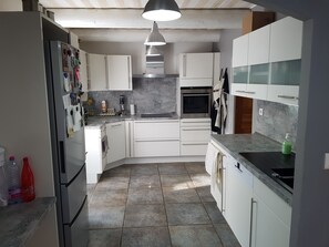 Kühlschrank, Mikrowelle, Ofen, Herdplatte