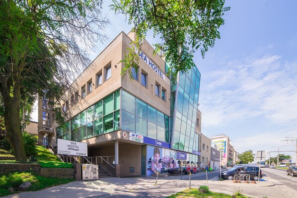 A modern hostel building with a sign reading "SEA HOSTEL" and "Il pietro". - Sea Hostel (Gdynia)