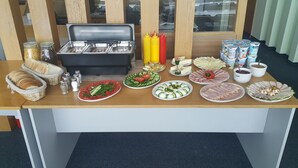 Une table de buffet proposant divers plats et accompagnements.
