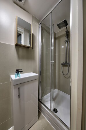 Shower dan handuk