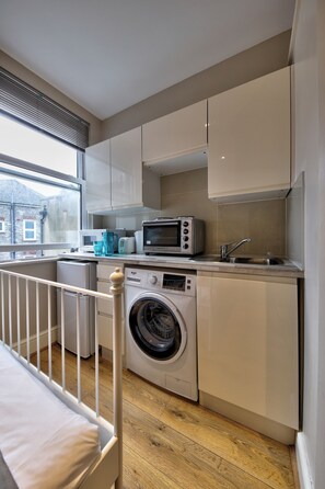 Cookware/dishes/utensils - CJ6 Small Studio (London)