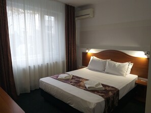 1 habitación, escritorio, tabla de planchar con plancha y wifi gratis 