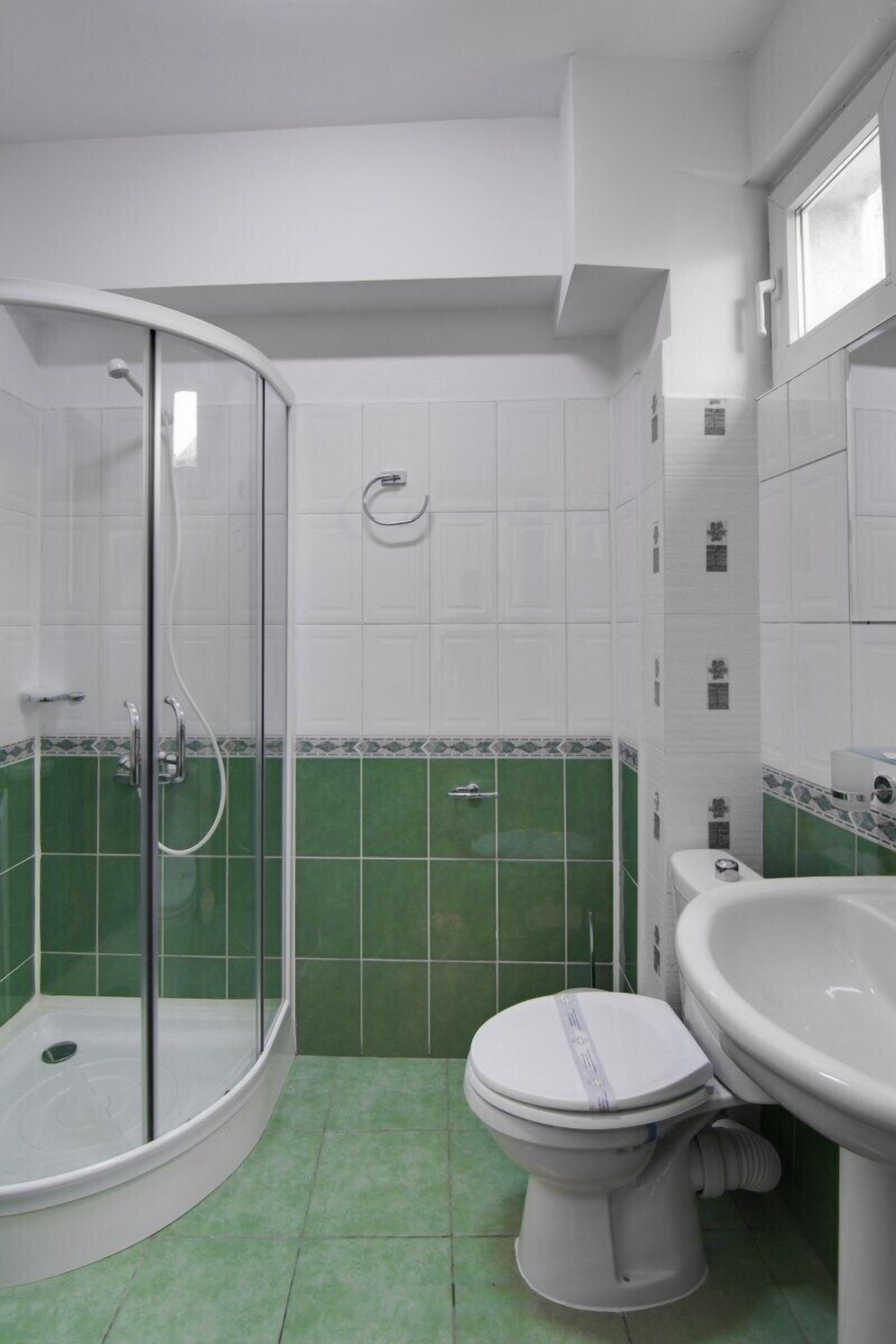 free toiletries, hair dryer