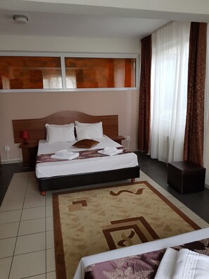 1 habitación, escritorio, tabla de planchar con plancha y wifi gratis 