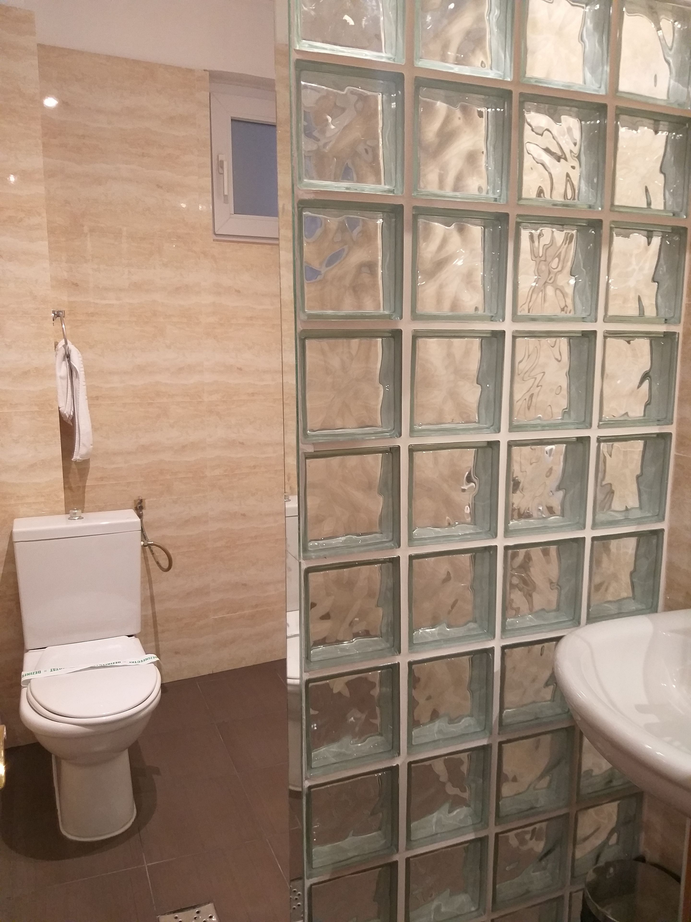 free toiletries, hair dryer