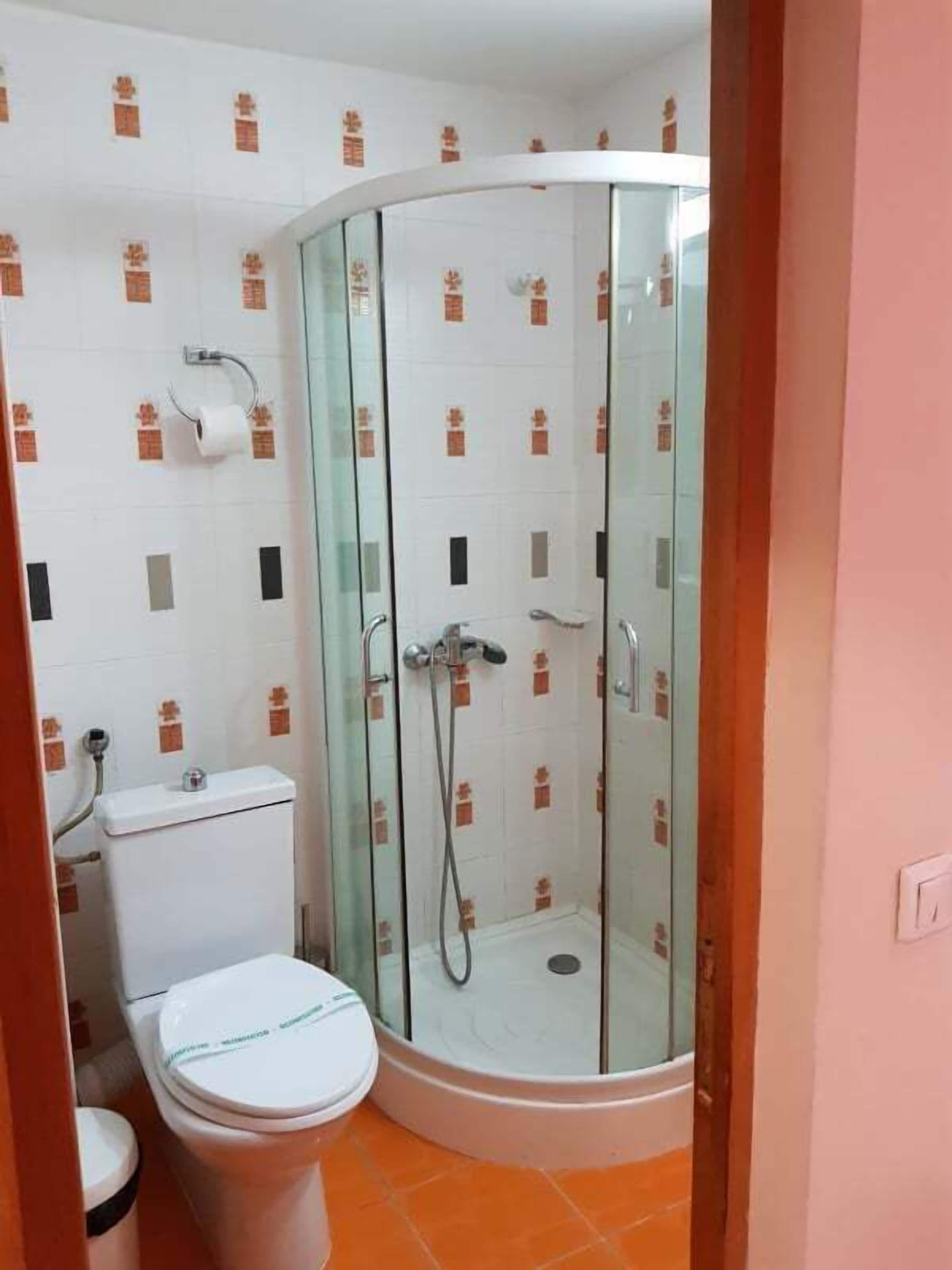 free toiletries, hair dryer