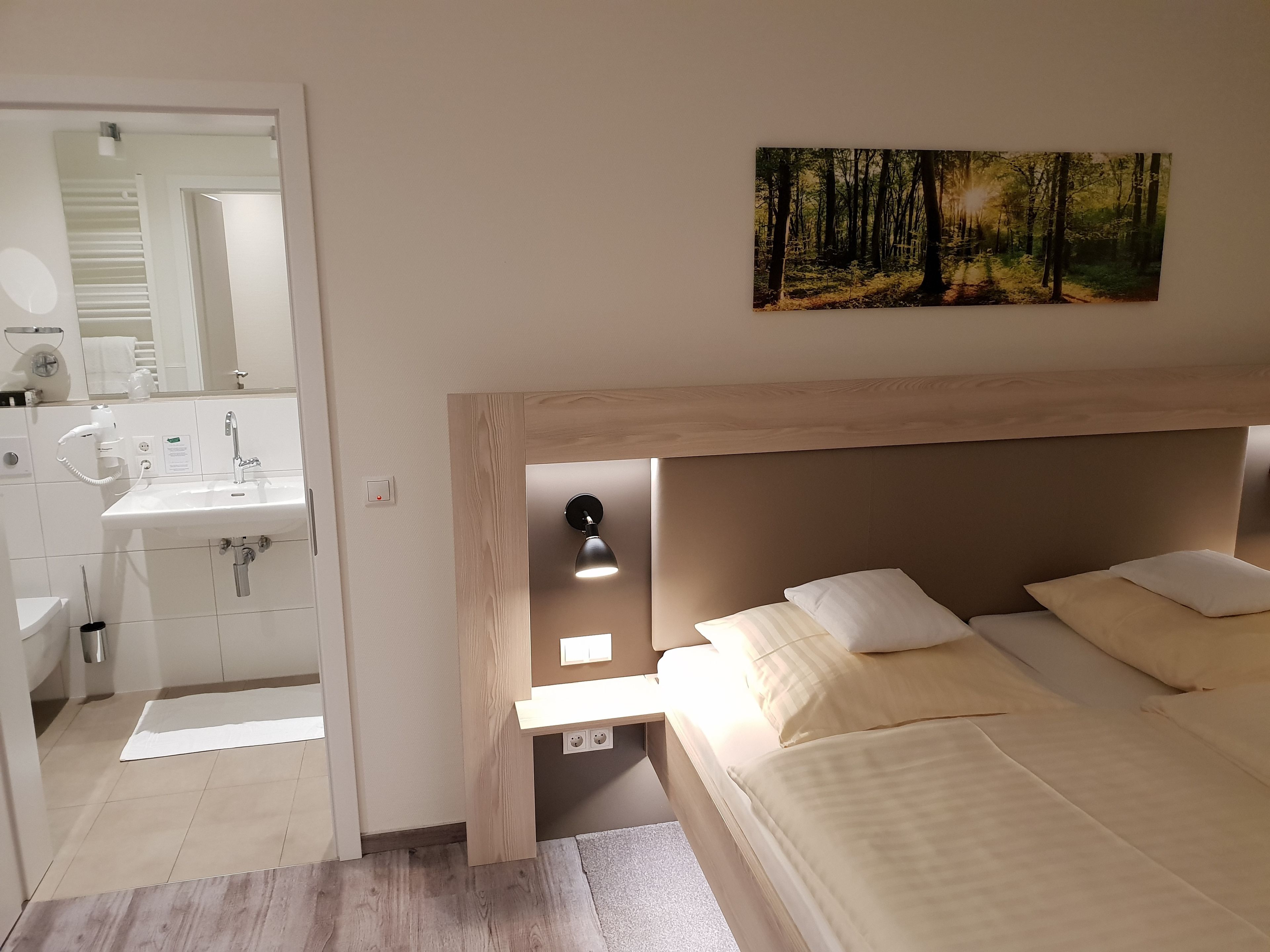 Ropa de cama hipoalergénica y caja de seguridad en la habitación 