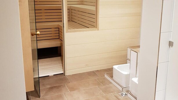 A modern bathroom with a glass shower enclosure, a toilet, and a sink. - Hotel Clemenswerther Hof (Sögel)