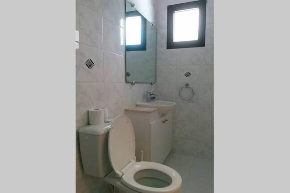 Familie appartement | Badkamer | Een douche, designer toiletartikelen, een haardroger, badjassen