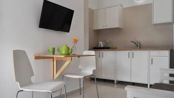 Appartement | Coin cuisine privé | Réfrigérateur, plaque de cuisson, cafetiÚre/bouilloire
