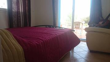 Apartemen, Boleh Merokok, pemandangan kebun | Seprai linen