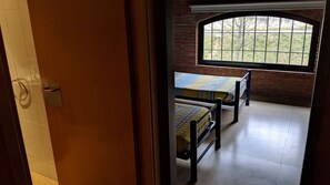 Escrivaninha, berços grátis, roupa de cama