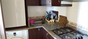 Refrigerador, horno, placa de cocina, utensilios de cocina