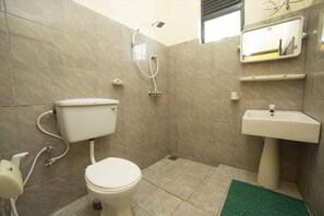 Habitación Deluxe, 1 cama doble, no fumadores | Baño | Ducha