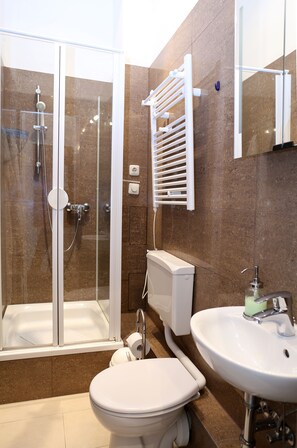 Apartment (Piccolo - incl. 50 EUR cleaning fee) | Bathroom | Shower, hair dryer