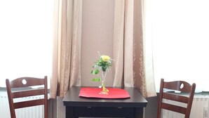 1 bedroom, desk, cribs (surcharge), WiFi (free) - Apartment Piccolo (Rostock)