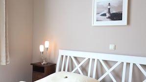 1 bedroom, desk, cribs (surcharge), WiFi (free) - Apartment Piccolo (Rostock)