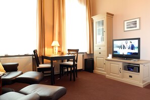 Apartment (Piccolo - incl. 50 EUR cleaning fee) | Living area | Flat-screen TV, DVD player - Apartment Piccolo (Rostock)