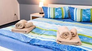Desk, soundproofing, cribs (surcharge) - Apartments Alexandrinenstrasse (Rostock)