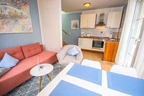 Design Apartment, 1 Bedroom (incl. 60 EUR cleaning fee) | Living area | Flat-screen TV - Apartments Alexandrinenstrasse (Rostock)