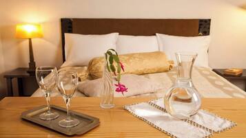 Chambre Standard Double ou avec lits jumeaux, non-fumeurs, terrasse | Décoration personnalisée, ameublement personnalisé, bureau