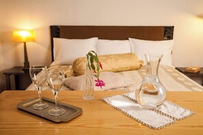 Individually decorated, individually furnished, desk, laptop workspace - Vila dos Castanheiros (Ferreira do Zezere)