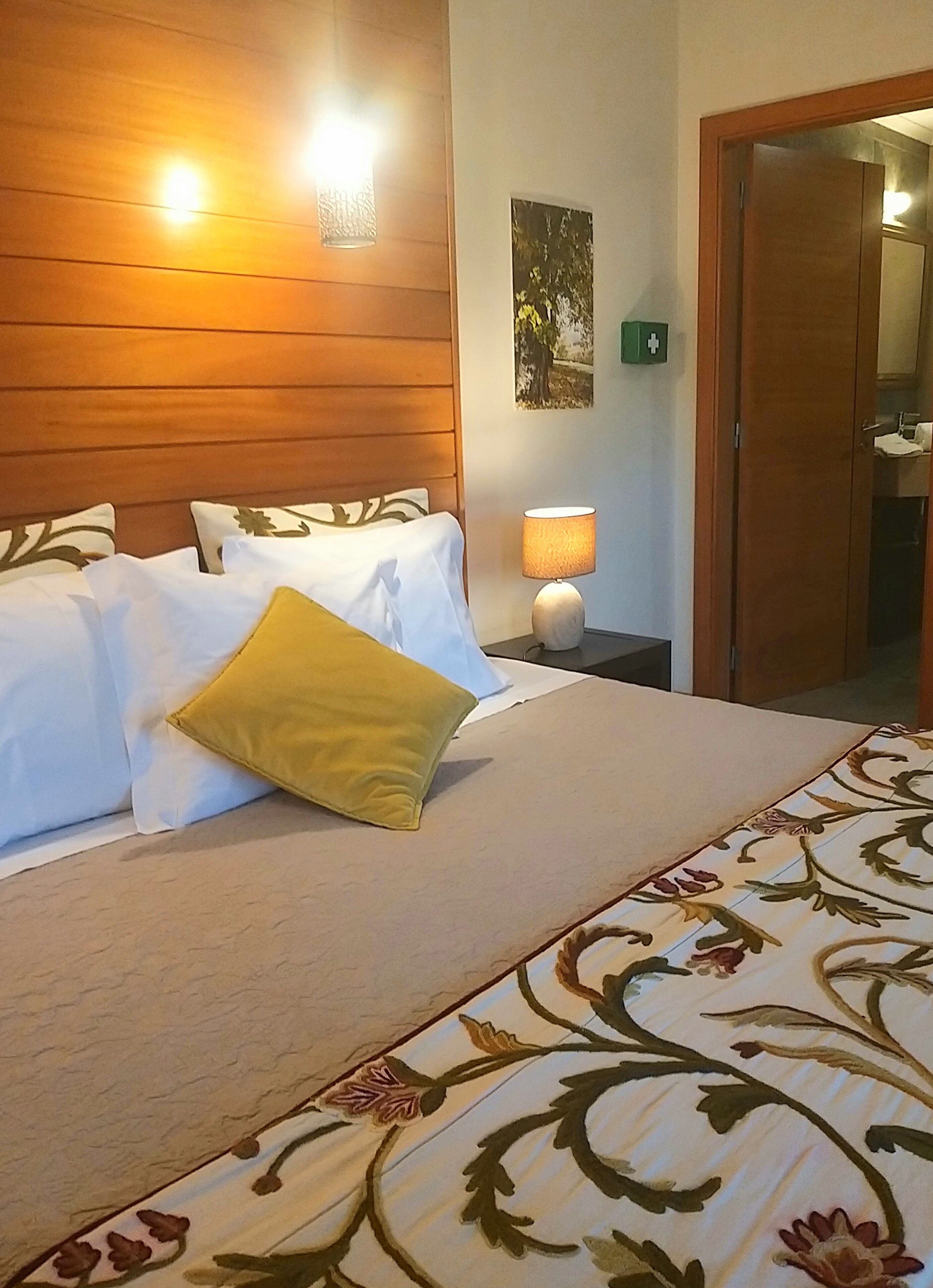 Deluxe-Doppel- oder -Zweibettzimmer, Terrasse | Schreibtisch, Verdunkelungsvorhänge, schallisolierte Zimmer