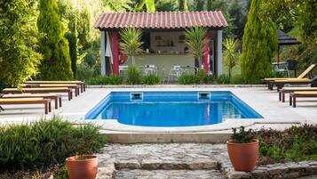 Alberca al aire libre, acceso de 09:00 a 20:00, y camastros