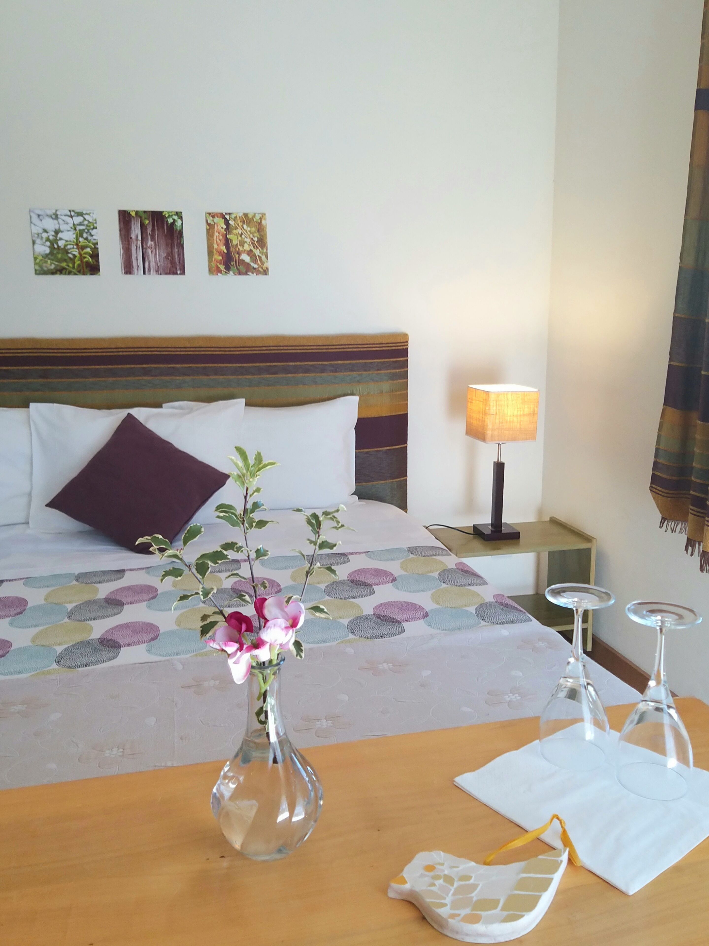 Standard-Doppel- oder -Zweibettzimmer, Terrasse | Schreibtisch, Verdunkelungsvorhänge, schallisolierte Zimmer