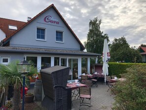 Outdoor dining - Pension Cora (Boltenhagen)