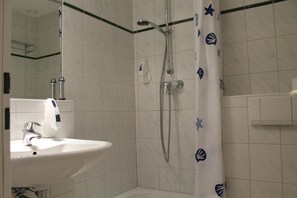 Shower, free toiletries, hair dryer, towels - Pension Cora (Boltenhagen)