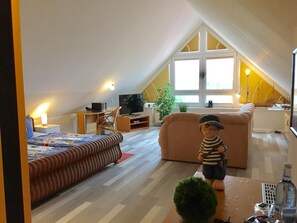 Zimmersafe, Zustellbetten, kostenloses WLAN, Bettwäsche