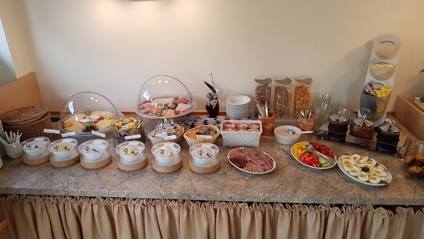 Un bufé con diversos alimentos y acompañamientos.