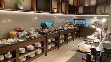 Daily full breakfast (SGD 45.56 per person)