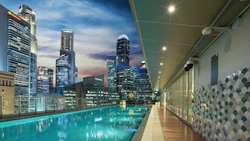 Una piscina al aire libre (de 06:00 a 22:00), tumbonas