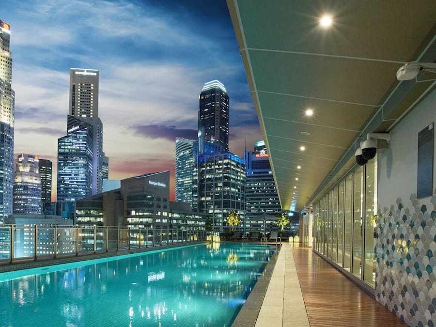 Utomhuspool med öppettider 06.00 till 22.00, och solstolar