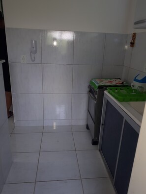 Fridge, stovetop, cookware/dishes/utensils - Apartment for rent (Nossa Sra. do Ó)