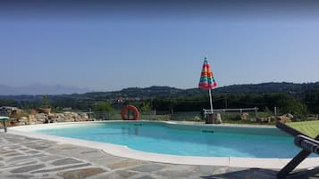 Piscine extérieure (ouverte en saison), parasols de plage