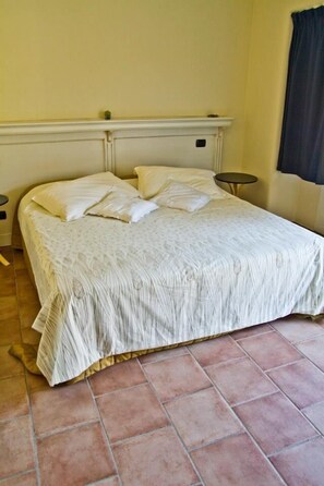 Ameublement personnalisé, bureau, rideaux occultants, Wi-Fi gratuit