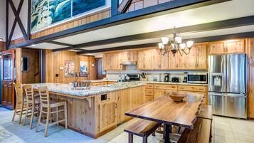 Family Cabin, 6 Bedrooms (6 Bedrooms) | In-room dining